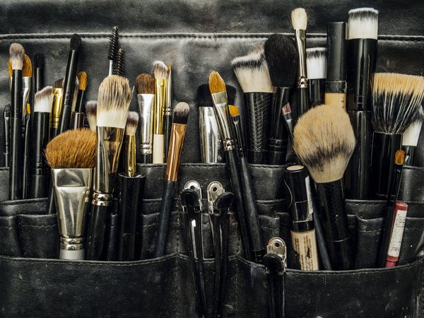 Organisateur de maquillage : un équipement pratique pour une femme